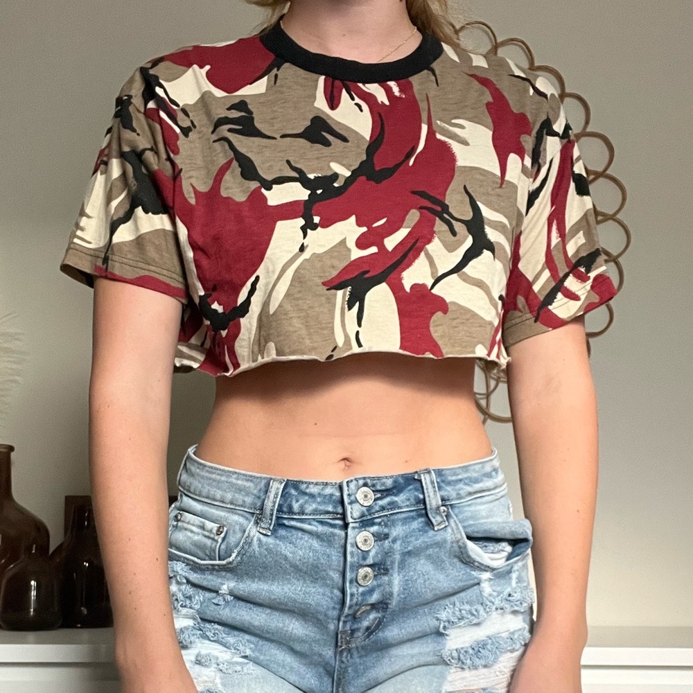 CROPPED TEE (size: women’s small)